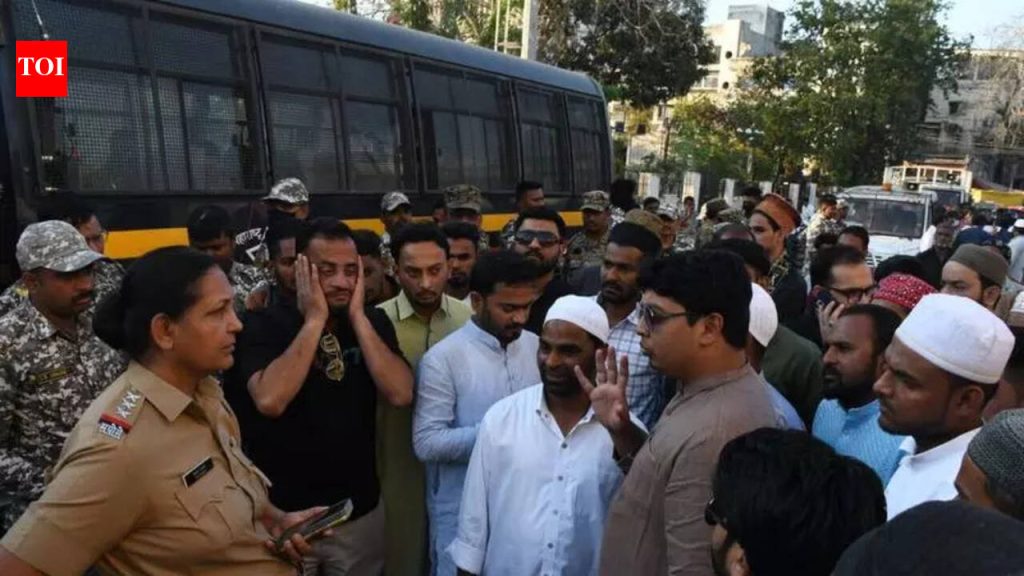 अतिक्रमण विरोधी मोहिमेला विरोध केल्याप्रकरणी AIMIM च्या 9 नगरसेवकांसह 15 जणांवर गुन्हा दाखल