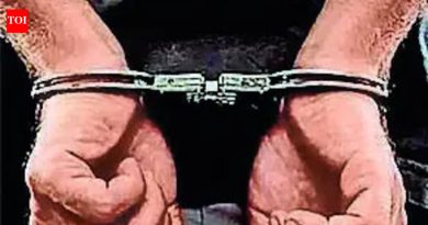 फ्लॅशिंग महिलेच्या आरोपावरून बाउन्सर पकडला